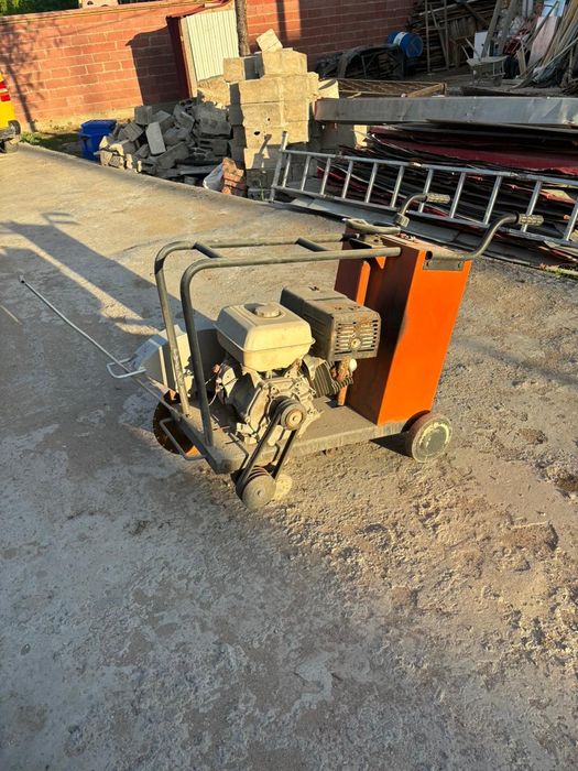 Продам асфальто резка в хорошем состоянии срочно торг 200000т