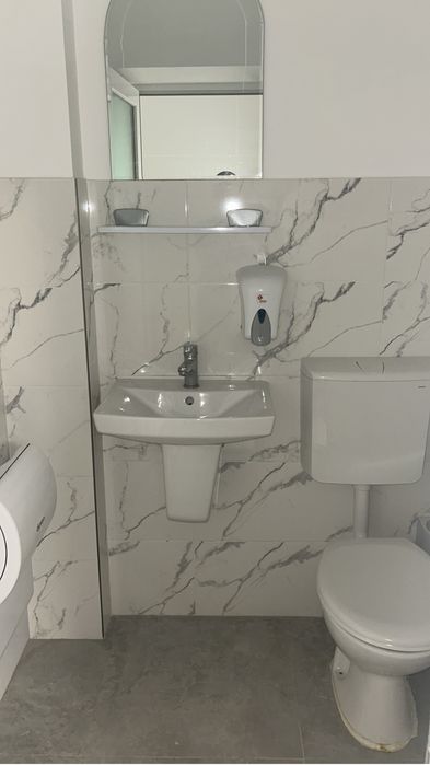 De inchiriat 3 birouri cu grup sanitar , ac .