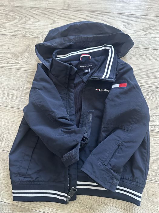 Продам детские безрукавку и ветровку от Tommy hilfiger