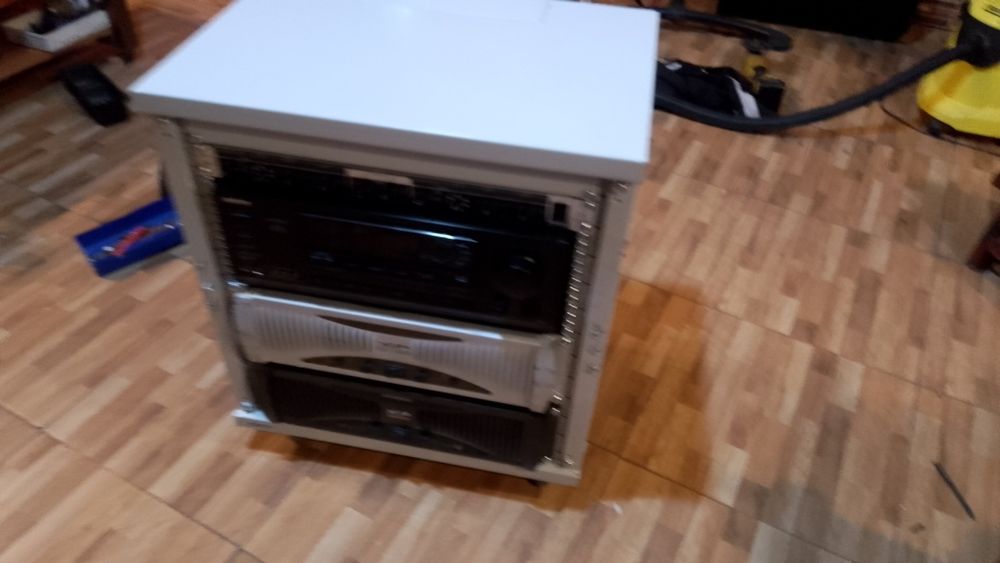 Vând putere finală amplificator 2800W RMS Crossover incorporat Phonic