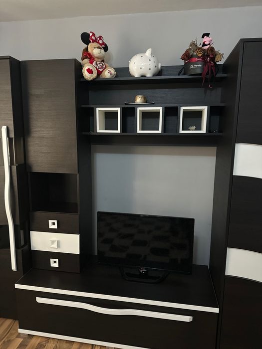Mobilier living modern wenge cu alb – spațios și elegant
