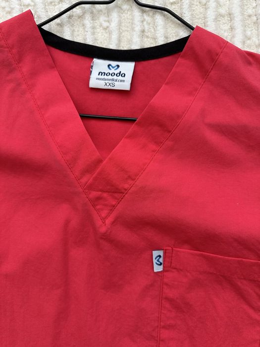 Vand costum medical fucsia