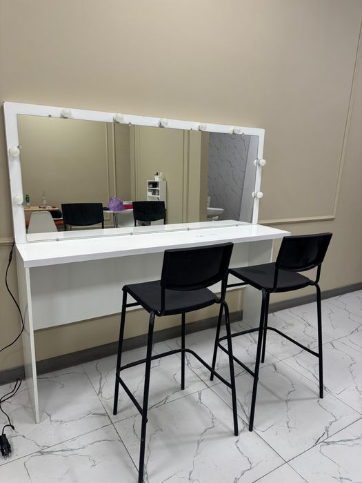 Продам визажный стол с стульями