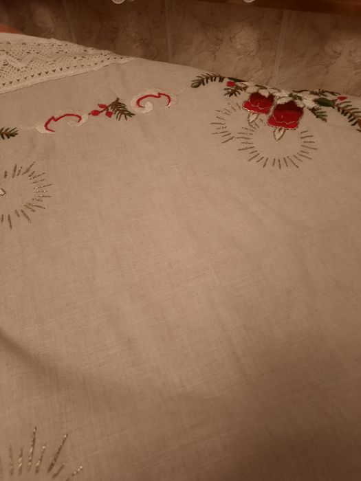 Fata de masa de Crăciun cusuta manual