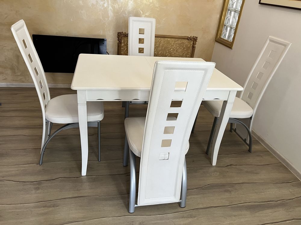 4 Бели кожени стола за трапезна маса