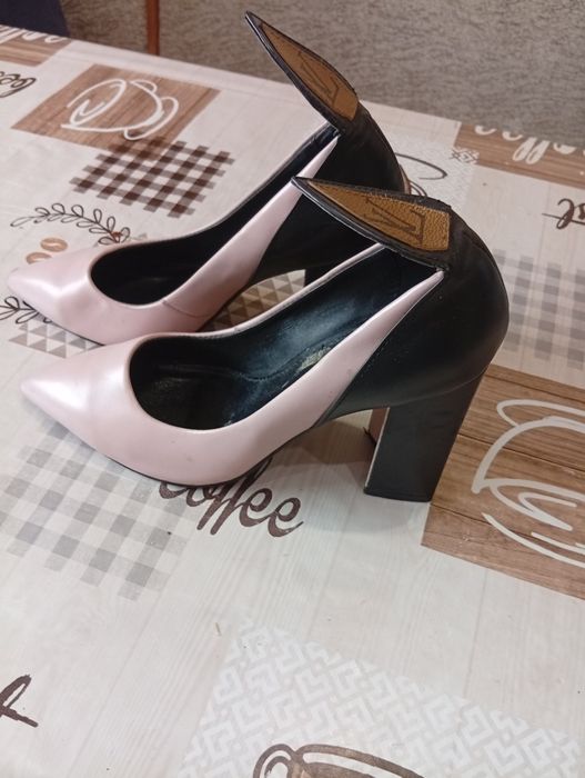 Продаются туфли женские.