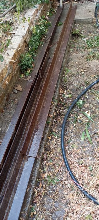 Продам   металлические уголки б/у.