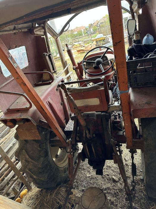 Vand tractorul Renault