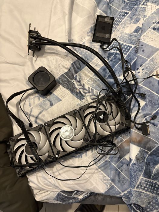 Vand cooler Corsair H150i