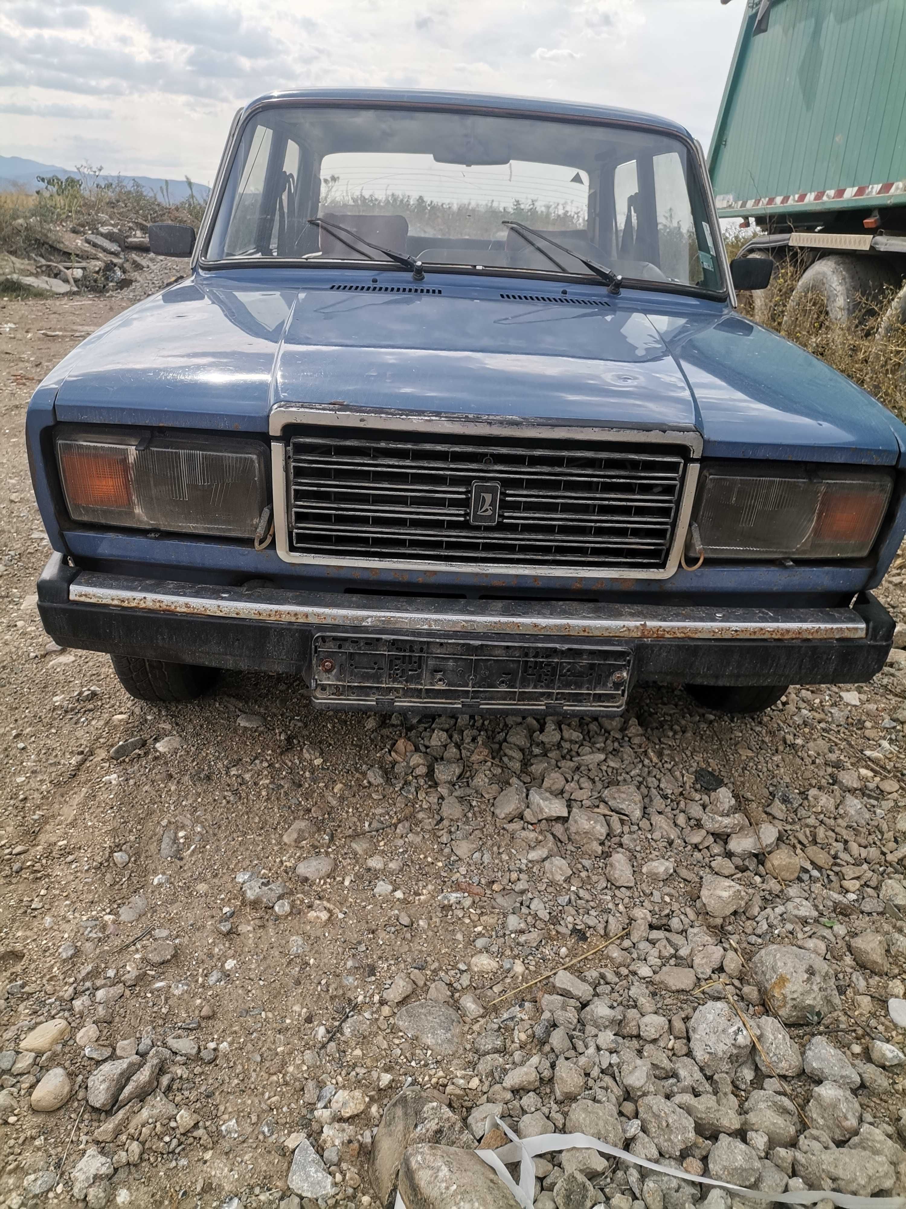 Продавам Лада 2107,1989г.БРАКУВАНА. Ладичката си пали и върви.
