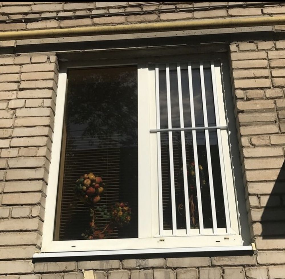 Решетки на окна, защита детей, металические пластиковые решетки ремонт