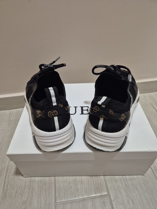 Сникърси Guess Geniver Черен