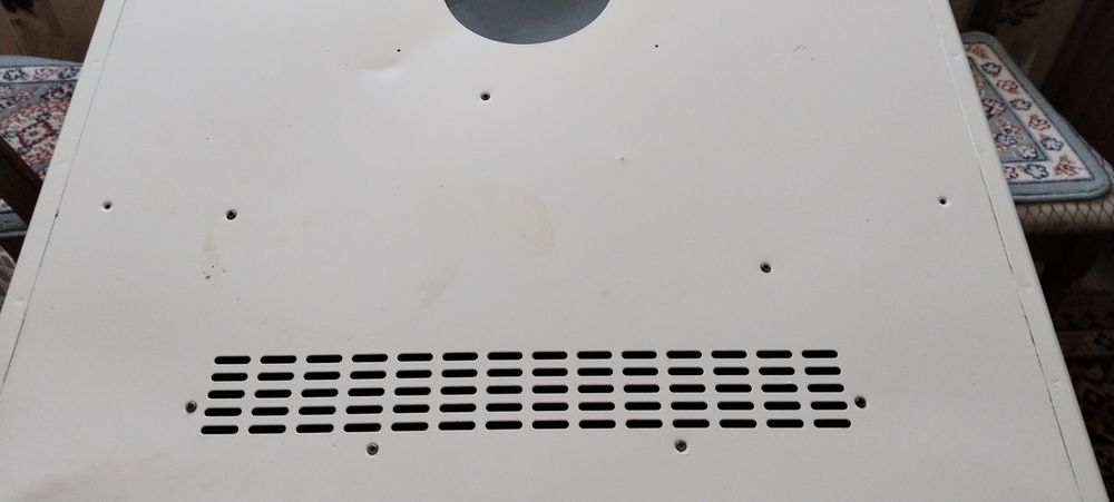 Вытяжка Turbo на кухню в рабочем состоянии.