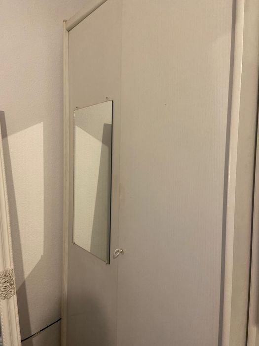 Dulap din lemn masiv.