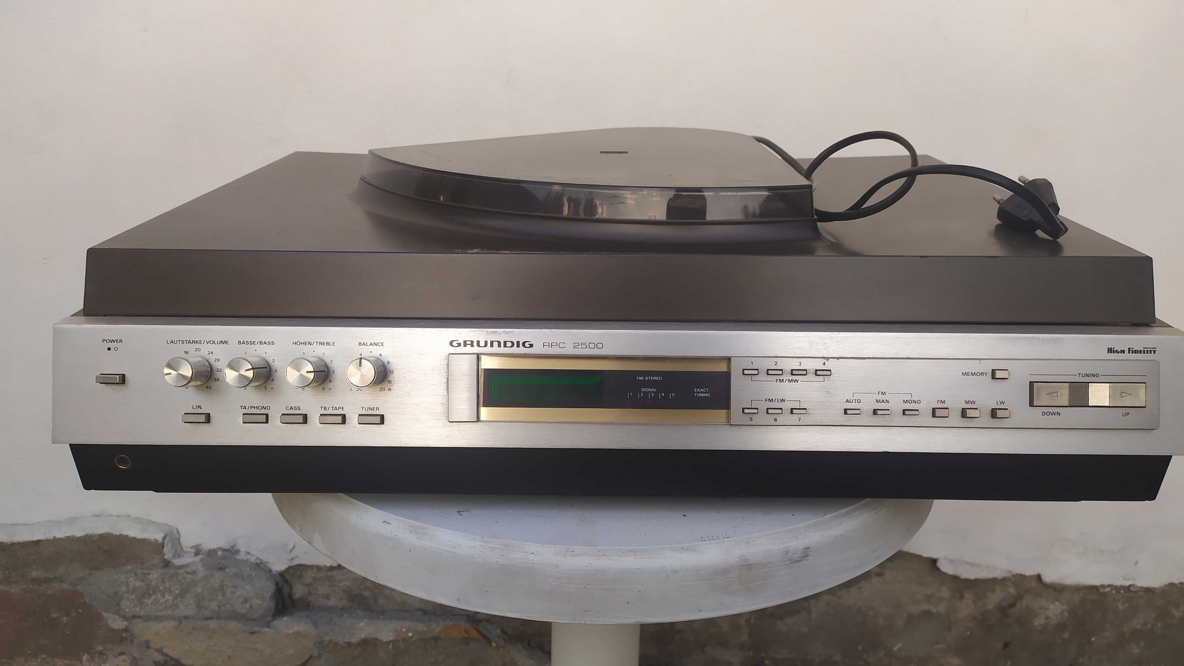 Продавам музикален център Grundig !