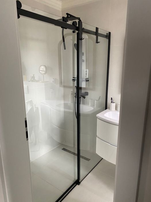 Montaj mobilier și cabine de dus din sticlă.