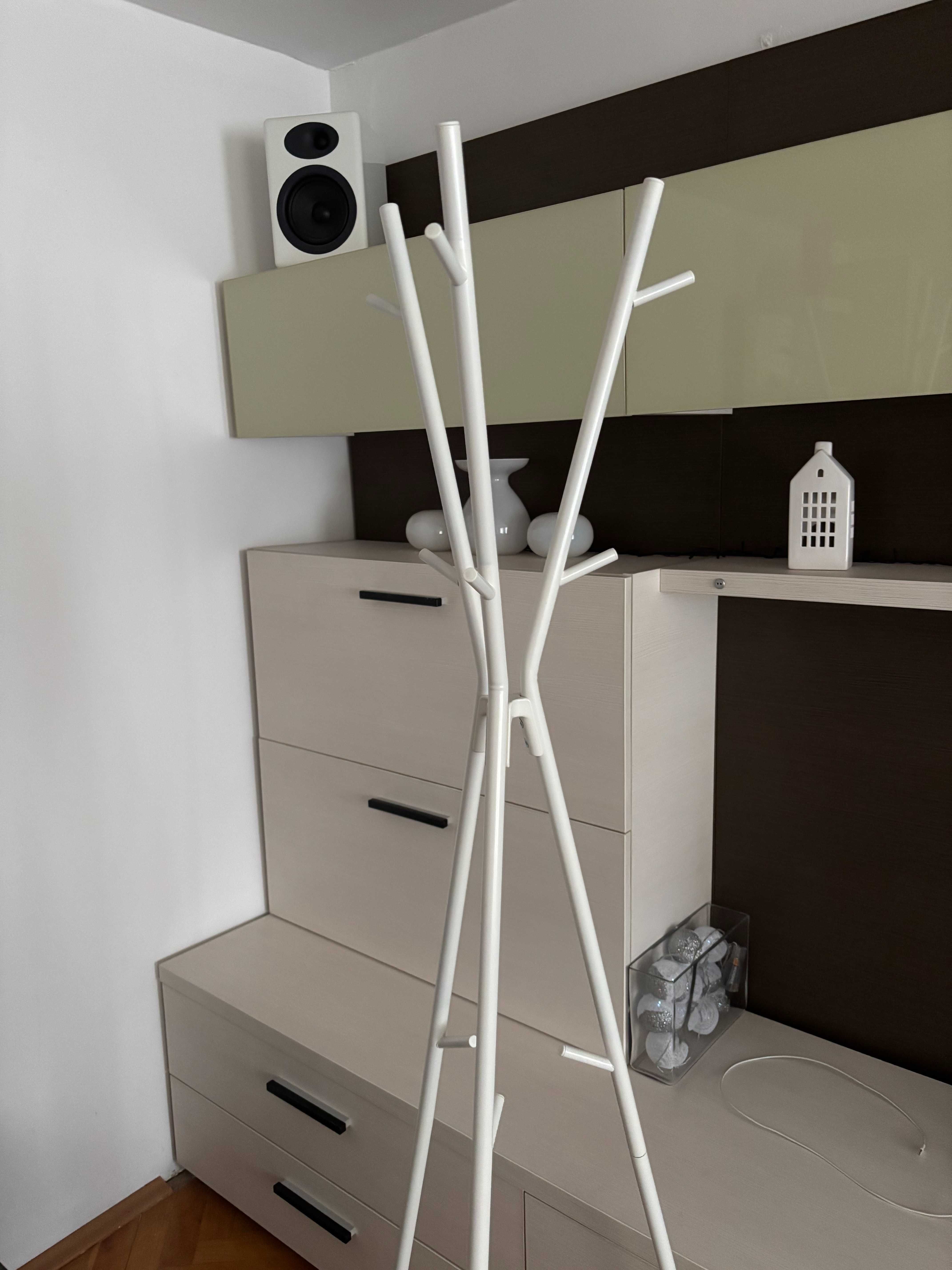 Cuier pentru haine, culoare alb, material metal, stare f buna.