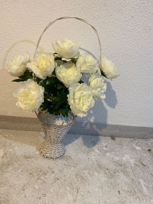 Coșuri cu flori artificiale.Diferite culori și dimensiuni.