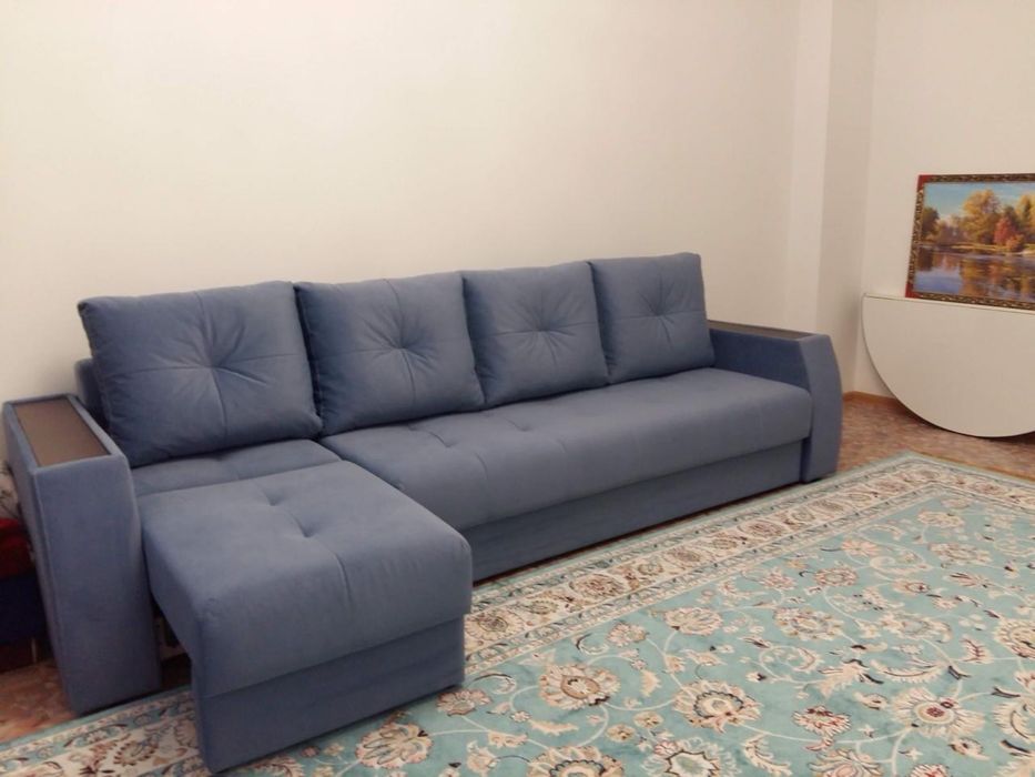 Диван синий в зал