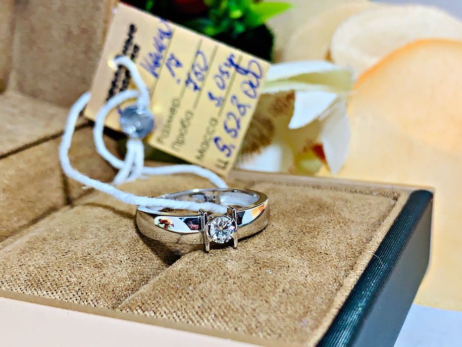 Серьезное золотое кольцо модели «Одноглазка» с бриллиантом