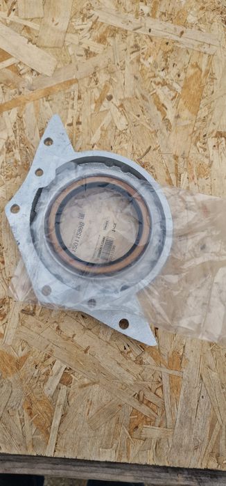 Capac cu semering motor tractor fiat 411.415 preț 450 lei se poate tr