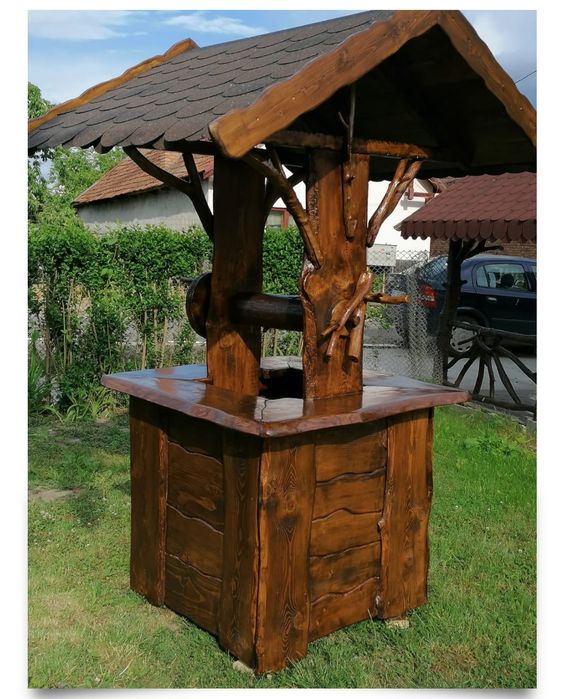 Fântână din lemn rustic