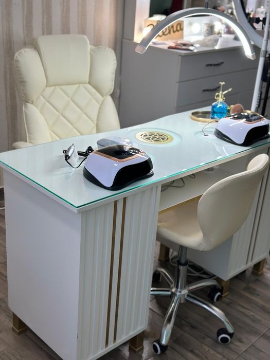 Birou cu aspirator încorporat