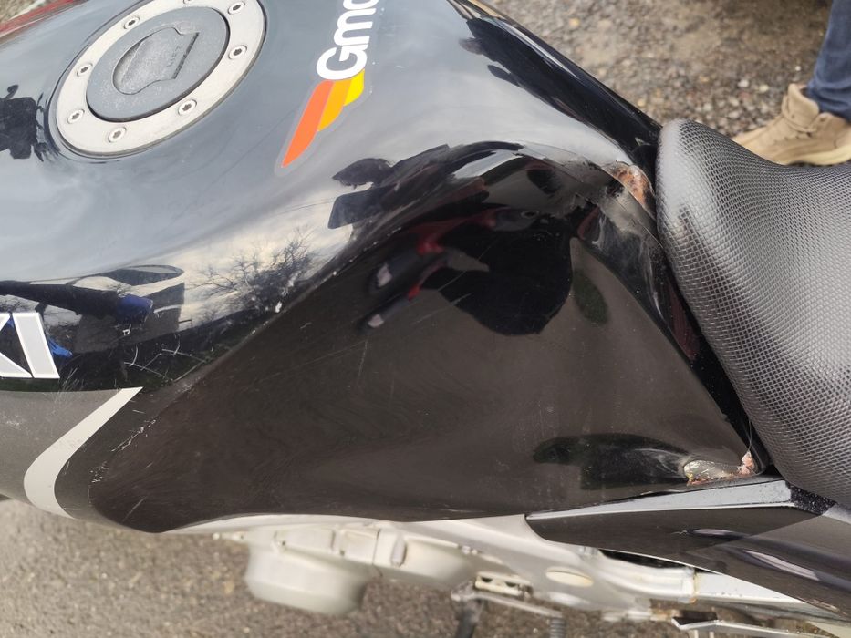 Vând motocicleta Suzuki