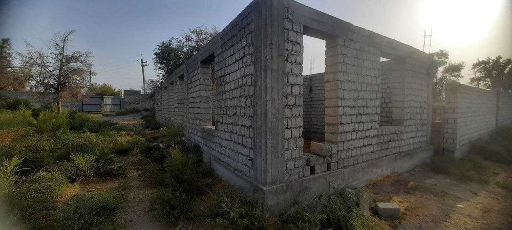 Продаётся земля в Чиназском районе 1,6 гектар с недостроенным зданиями