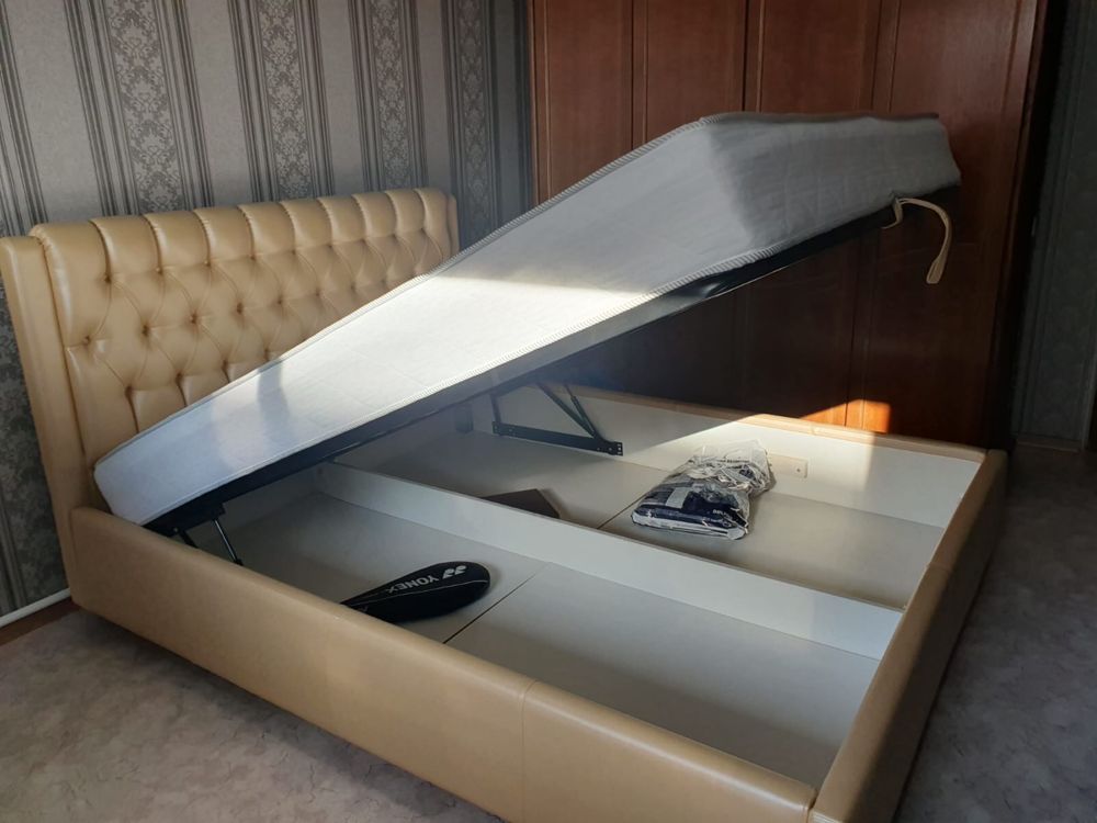 Продам двуспальную кровать с матрасом