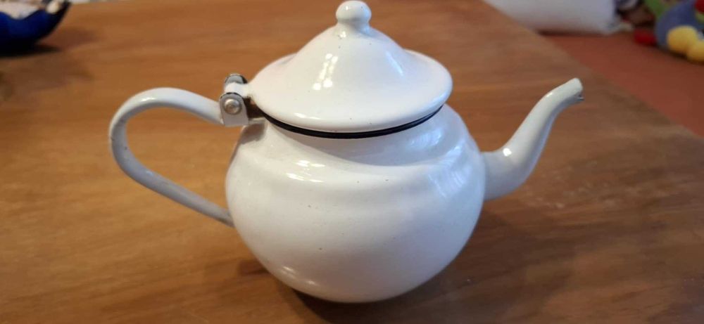 Малък емайлиран чайник