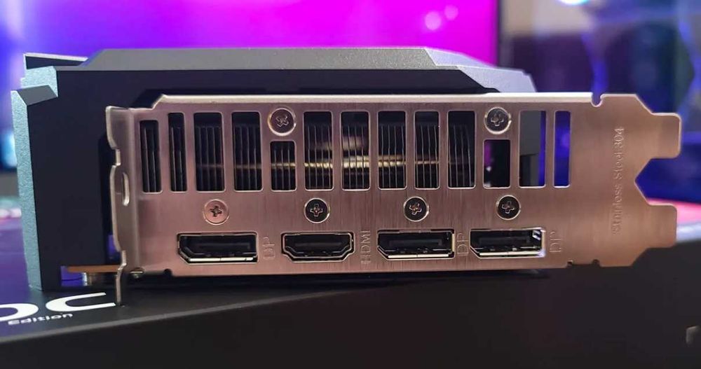 Продавам видеокарта ASUS Radeon RX 6600 XT 8GB ROG Strix OC