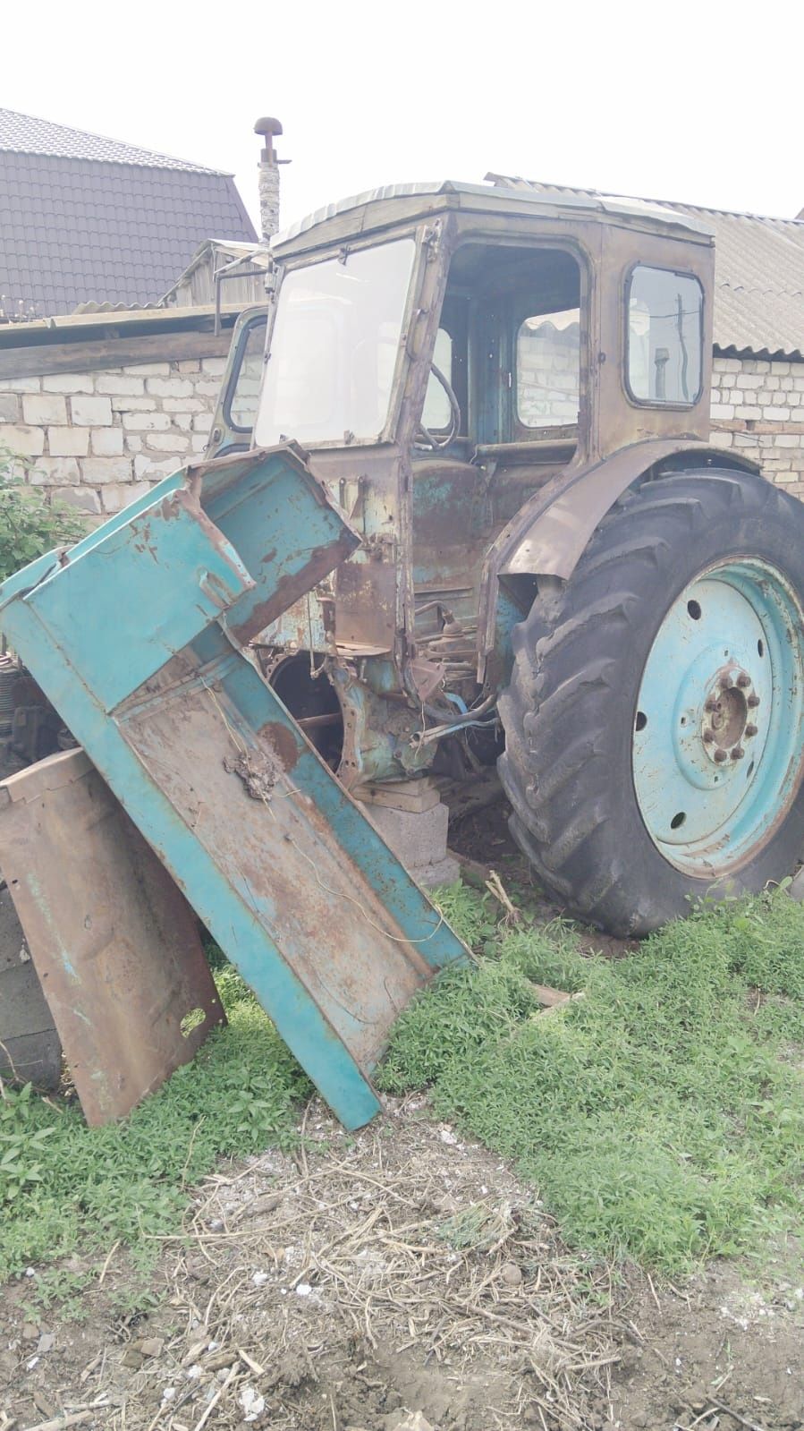 Продам запчасти от трактора Т-40 и плуг.