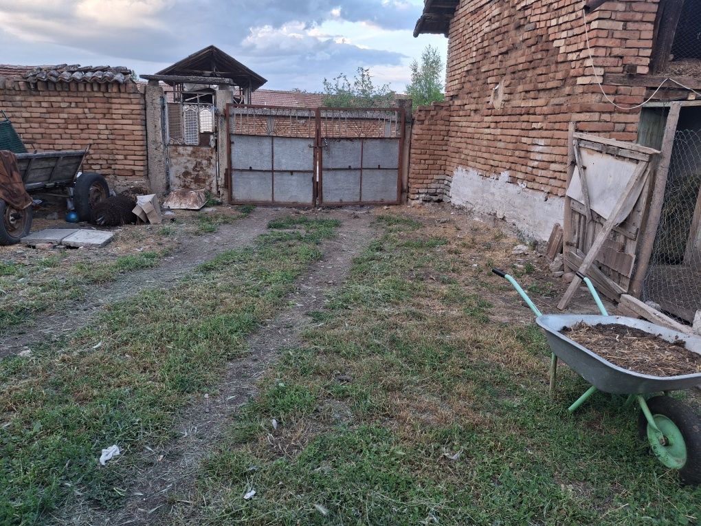 Продавам къща с. Бреница