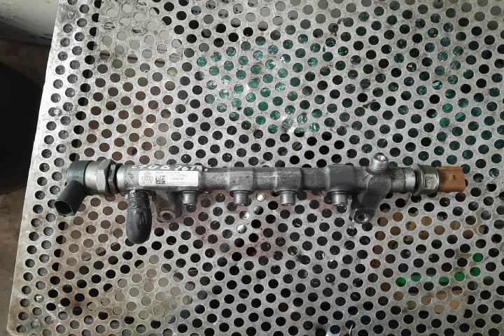Rampa injectoare 03L130089J Volkswagen VW Passat B7 [2010 - 2015] Var
