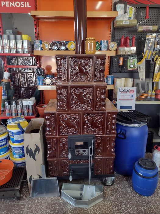 Sobe de teracotă montate pe cadru metalic cu roți