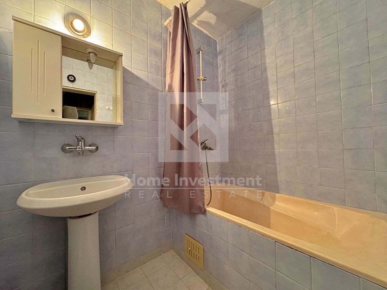 Дава се под наем Тристаен апартамент в Варна, Център - 100 кв.м за 600 € - Снимка #16