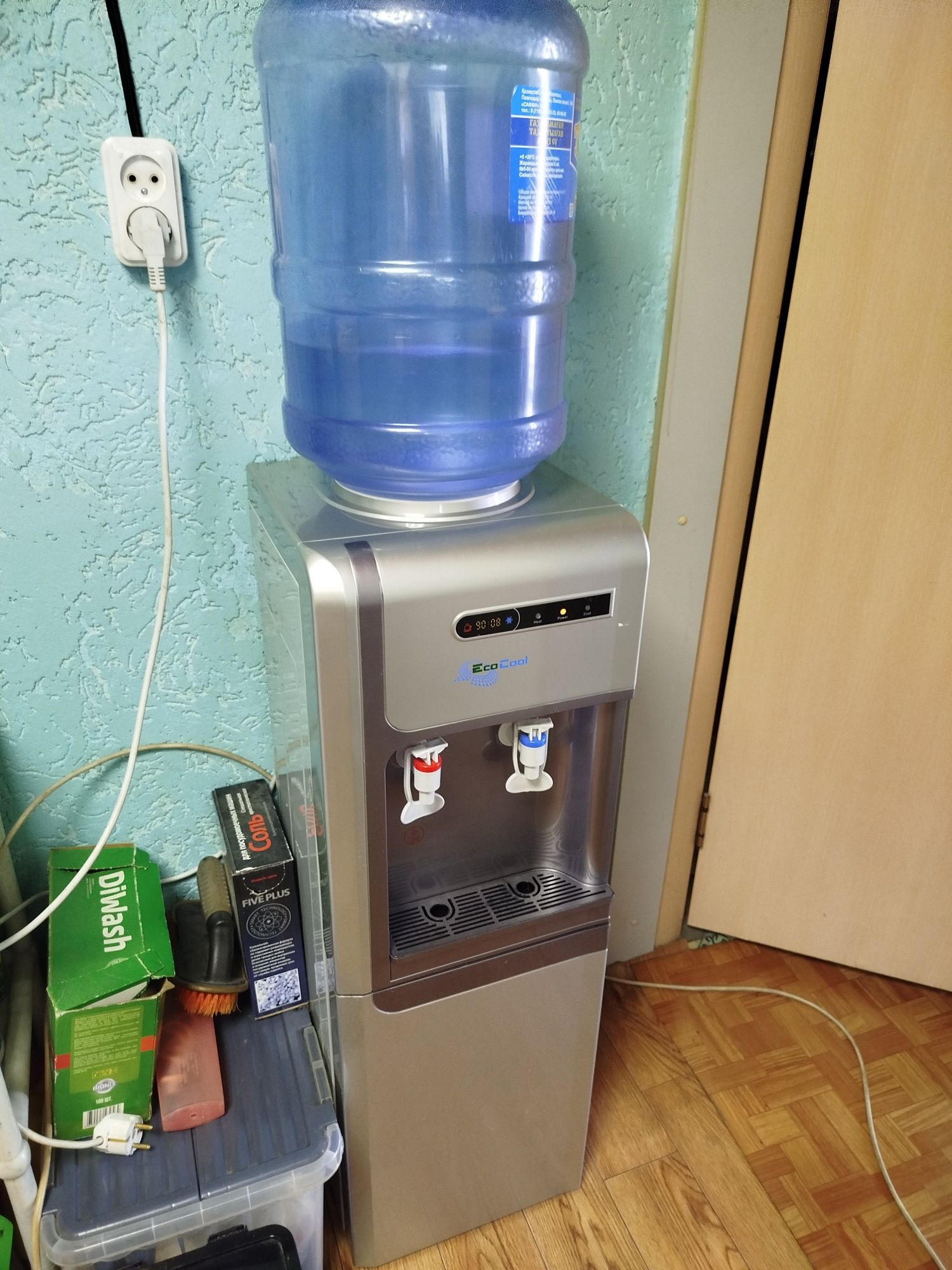 Кулер для воды..