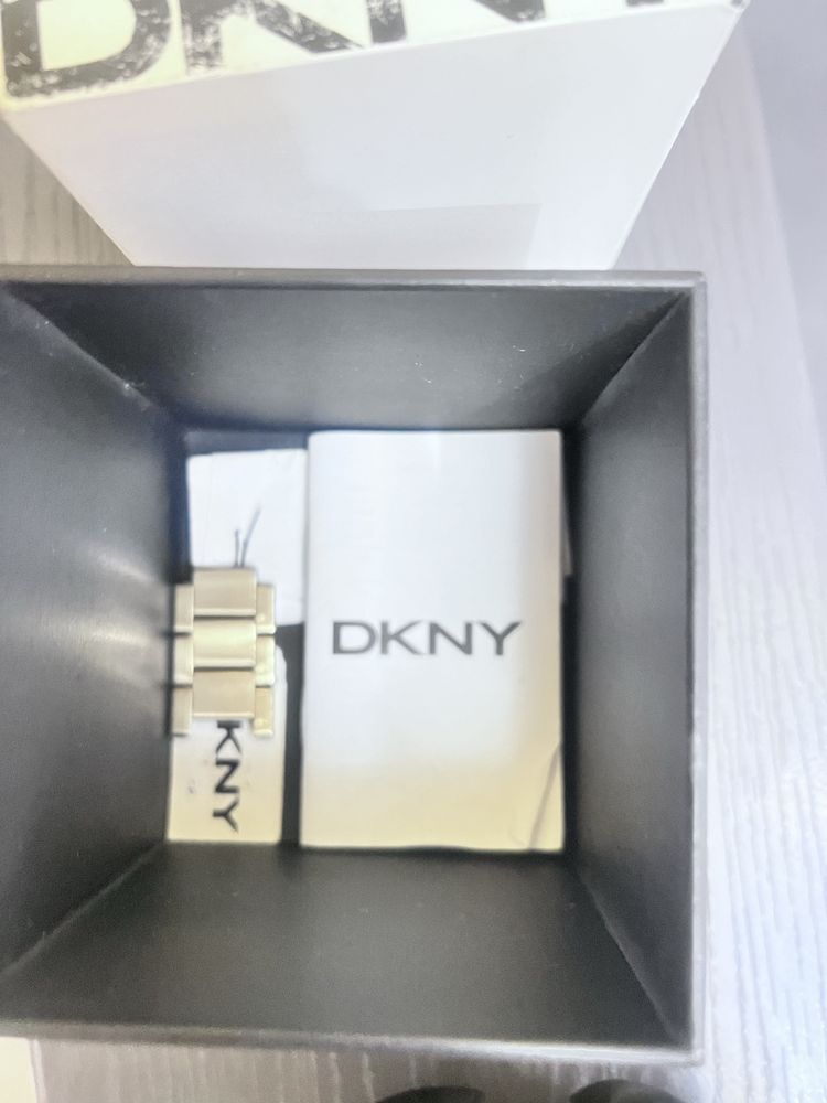 Продам часы DKNY