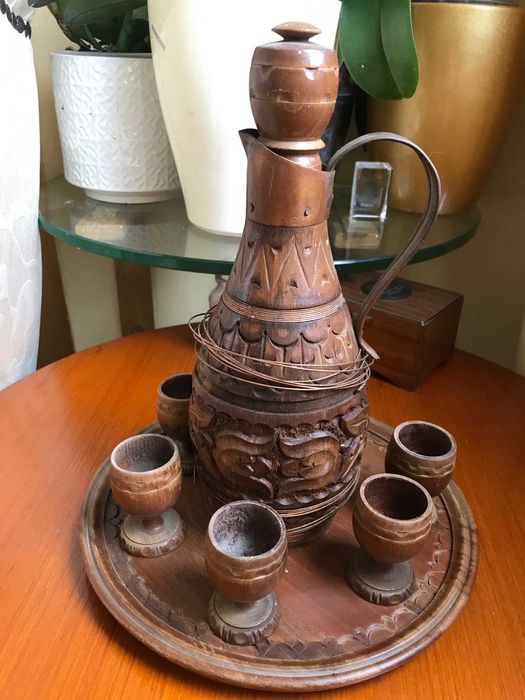 Продавам дървен сервиз с дърворезба  за ракия