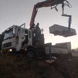 Transport nisip sort pământ lemne baloți cu mașină basculabilă ,macara