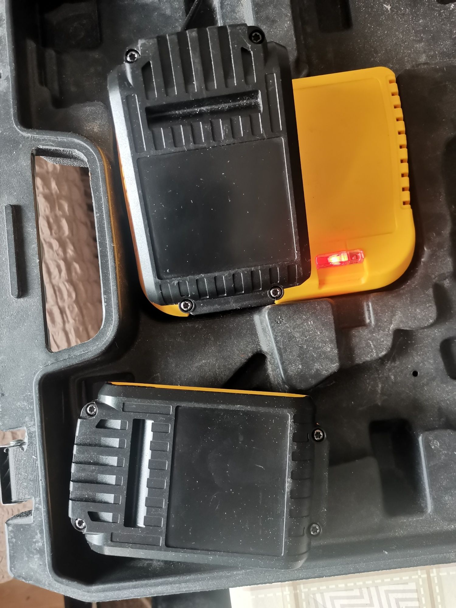 2 Батерии девалт на 12 в със зарядно