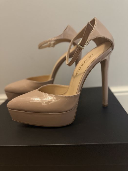 Елегантни обувки от естествен лак на висок ток и платформа.