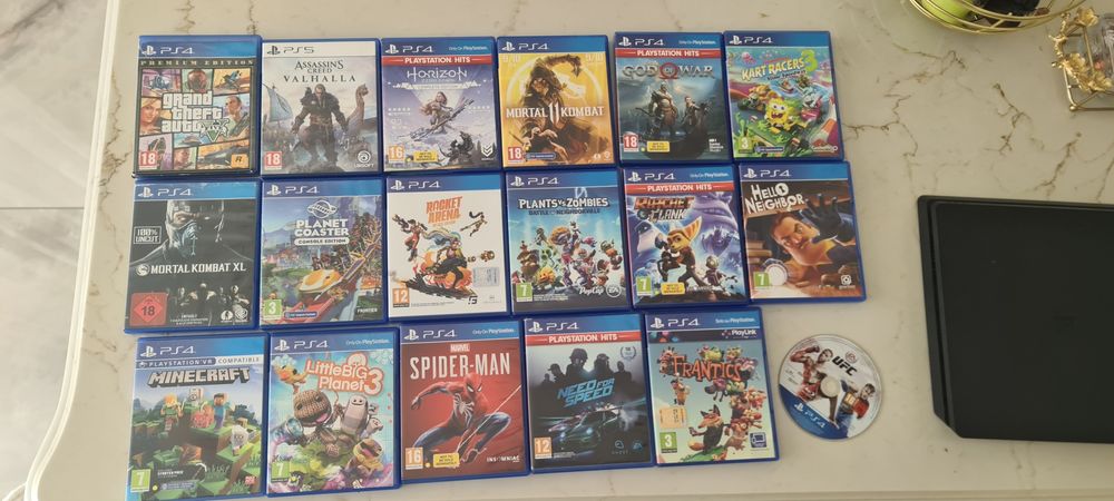 Playstation 4 cu 2 controlere ca si nou