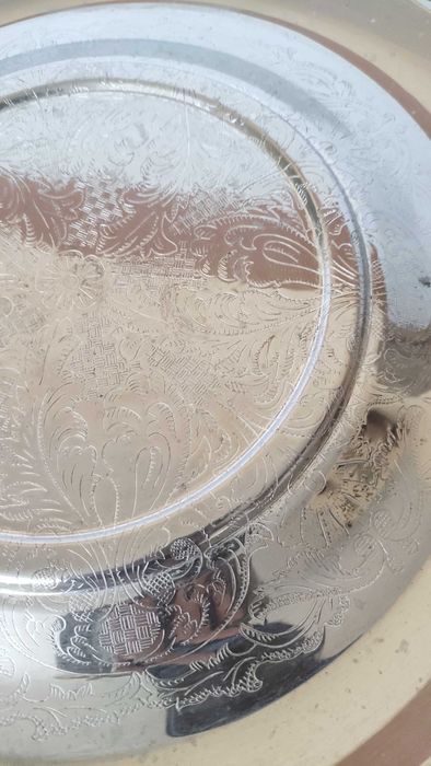 Масивен гравиран метален поднос с изпъкнал център