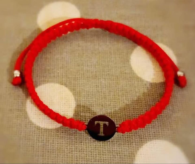 Ръчно изработени гривни и ключодържатели.