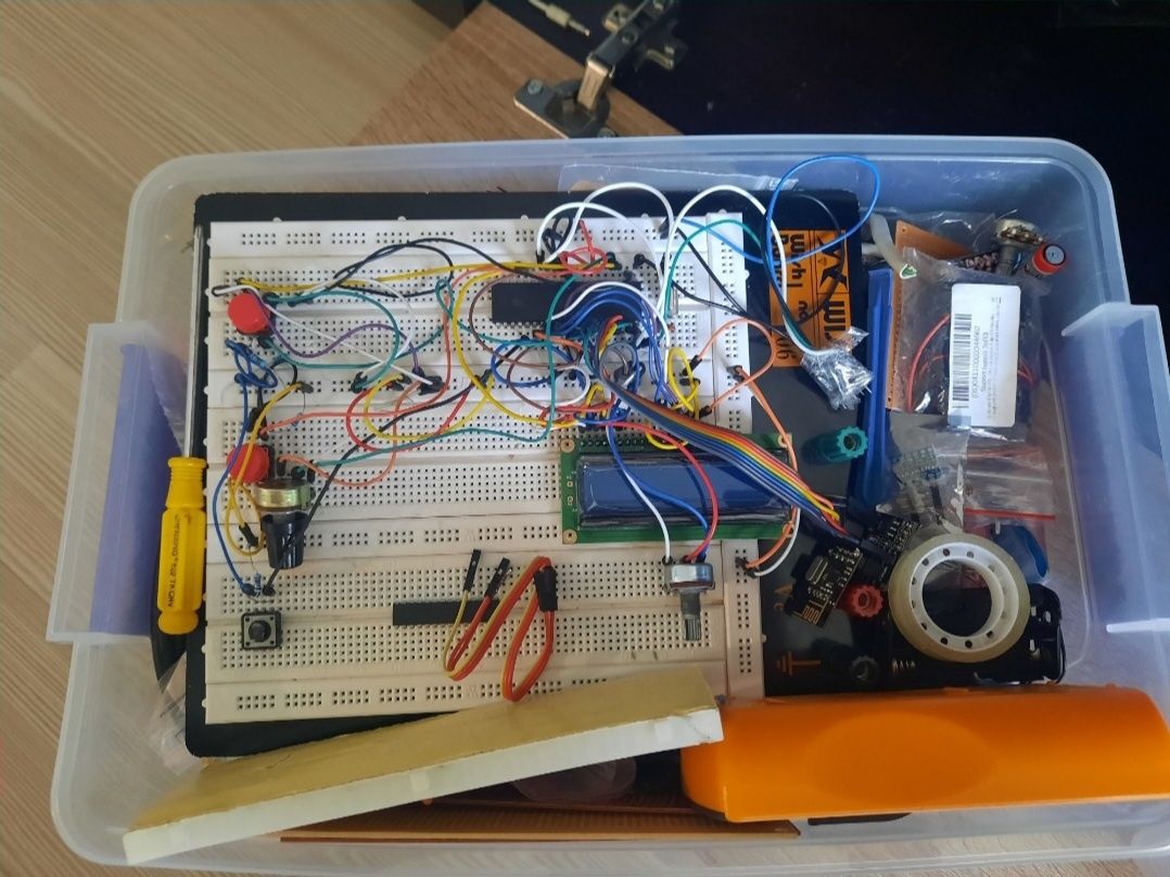 Microcontrolere Microchip kit Arduino Uno, senzori, placi breadboard