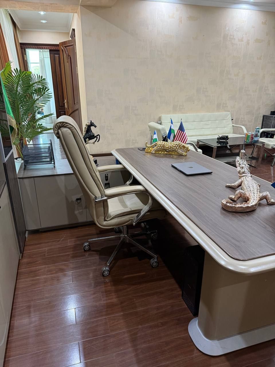 Ofic uchun direktor jihozlari