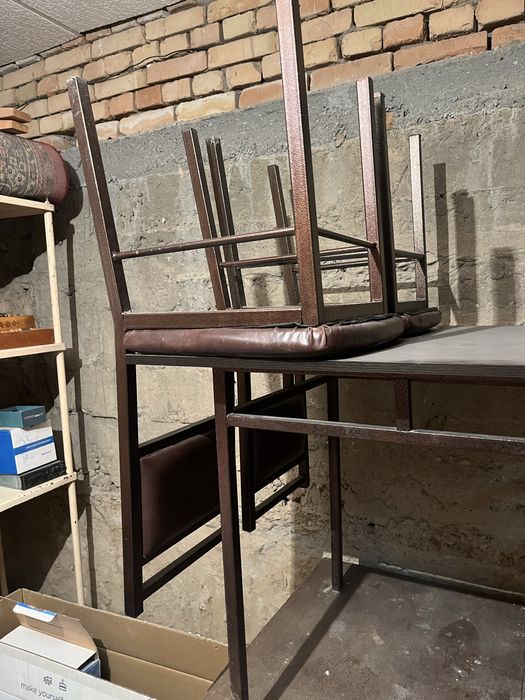 Стол с четырьмя стульями