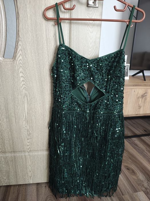 Rochie verde smarald, scurtă, cu paiete și franjuri